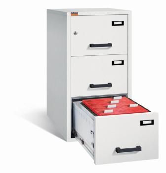 Lichtgrauer Aktenlagerschrank mit Doppelbart-Sicherheitsschloss. Alle drei Schubladen sind mit  Plastikgriffen und Etikettenhaltern ausgestattet, wovon die untere offen ist. Im Inneren sind graue Akten. Weißer Hintergrund.