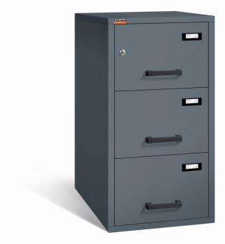 Graphitgrauer Aktenlagerschrank mit Doppelbart-Sicherheitsschloss. Alle drei Schubladen sind mit gummiummantelten Plastikgriffen und Etikettenhaltern ausgestattet. Der Tresor steht vor einem weißen Hintergrund.
