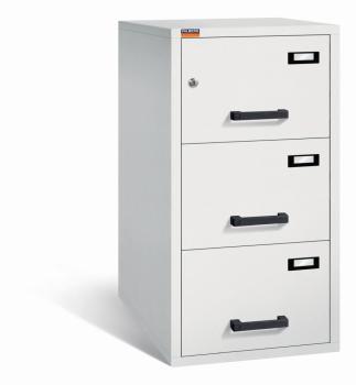 Lichtgrauer Aktenlagerschrank mit Doppelbart-Sicherheitsschloss. Alle drei Schubladen sind mit gummiummantelten Plastikgriffen und Etikettenhaltern ausgestattet. Der Tresor steht vor einem weißen Hintergrund.