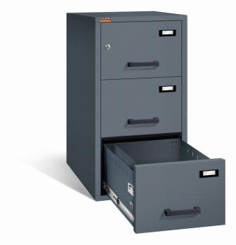 Graphitgrauer Aktenlagerschrank mit Doppelbart-Sicherheitsschloss. Alle drei Schubladen sind mit gummiummantelten Plastikgriffen und Etikettenhaltern ausgestattet, wovon die untere offen ist.Der Tresor steht vor einem weißen Hintergrund.