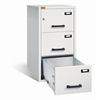 Lichtgrauer Aktenlagerschrank mit Doppelbart-Sicherheitsschloss. Alle drei Schubladen sind mit gummiummantelten Plastikgriffen und Etikettenhaltern ausgestattet, wovon die untere offen ist. Der Tresor steht vor einem weißen Hintergrund.
