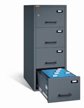 Graphitgrauer Aktenlagerschrank mit Doppelbart-Sicherheitsschloss. Alle drei Schubladen sind mit Plastikgriffen und Etikettenhaltern ausgestattet, wovon die untere offen ist. Im Inneren sind blaue Akten. Der Tresor steht vor einem weißen Hintergrund.