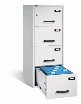 Lichtgrauer Aktenlagerschrank mit Doppelbart-Sicherheitsschloss. Alle vier Schubladen sind mit Plastikgriffen und Etikettenhaltern ausgestattet, wovon die untere offen ist. Im inneren sind blaue Akten. Der Tresor steht vor einem weißen Hintergrund.
