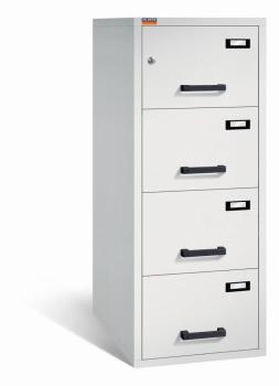 Lichtgrauer Aktenlagerschrank mit Doppelbart-Sicherheitsschloss. Alle vier Schubladen sind mit gummiummantelten Plastikgriffen und Etikettenhaltern ausgestattet. Der Tresor steht vor einem weißen Hintergrund.