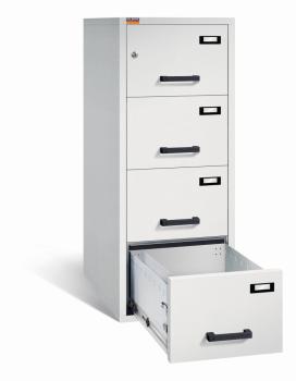 Lichtgrauer Aktenlagerschrank mit Doppelbart-Sicherheitsschloss. Alle vier Schubladen sind mit Plastikgriffen und Etikettenhaltern ausgestattet, wovon die untere offen ist. Der Tresor steht vor einem weißen Hintergrund.