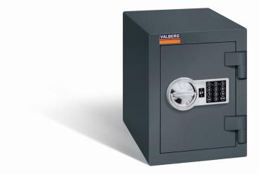 Geschlossener graphitgrauer Wertschutzschrank mit massivem Korpus und geschlossener Tür. Die Tür verfügt über ein Elektronisches Schloss. Der Tresor steht vor einem weißen Hintergrund.
