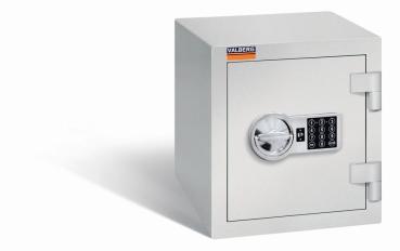 Geschlossener lichtgrauer Wertschutzschrank mit massivem Korpus und geschlossener Tür. Die Tür verfügt über ein Elektronisches Schloss. Der Tresor steht vor einem weißen Hintergrund.