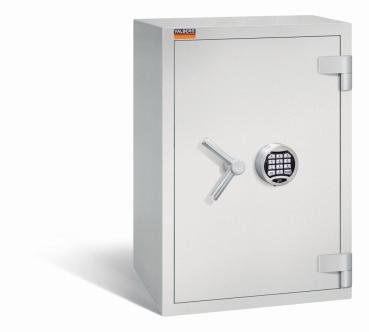 Geschlossener lichtgrauer Wertschutzschrank mit massivem Korpus und geschlossener Tür. Die Tür verfügt über ein Elektronisches Schloss. Der Tresor steht vor einem weißen Hintergrund.
