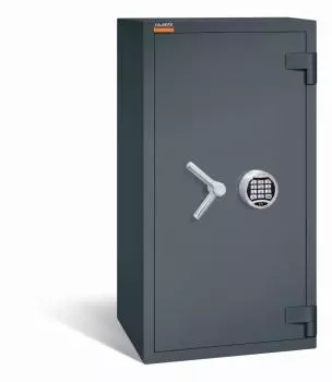 Geschlossener graphitgrauer Wertschutzschrank mit massivem Korpus und geschlossener Tür. Die Tür verfügt über ein Elektronisches Schloss. Der Tresor steht vor einem weißen Hintergrund.