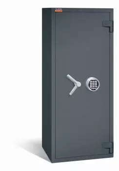 Geschlossener graphitgrauer Wertschutzschrank mit massivem Korpus und geschlossener Tür. Die Tür verfügt über ein Elektronisches Schloss. Der Tresor steht vor einem weißen Hintergrund.