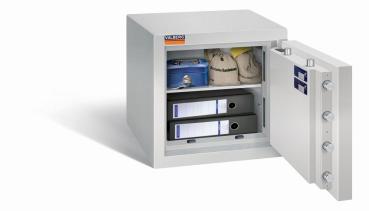 Geöffneter lichtgrauer Wertschutzschrank vor einem weißen Hintergrund mit massivem Korpus und offener Tür. Im inneren befindet sich ein höhenverstellbarer Fachboden mit 2 Ordner, eine Bargeldkassette und 2 Geldbeutel.