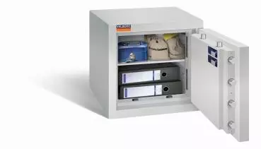 Geöffneter lichtgrauer Wertschutzschrank vor einem weißen Hintergrund mit massivem Korpus und offener Tür. Im inneren befindet sich ein höhenverstellbarer Fachboden mit 2 Ordner, eine Bargeldkassette und 2 Geldbeutel.
