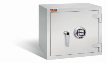 Geschlossener lichtgrauer Wertschutzschrank mit massivem Korpus und geschlossener Tür. Die Tür verfügt über ein Elektronisches Schloss. Der Tresor steht vor einem weißen Hintergrund.