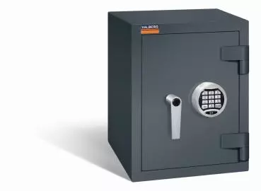 Geschlossener graphitgrauer Wertschutzschrank mit massivem Korpus und geschlossener Tür. Die Tür verfügt über ein Elektronisches Schloss. Der Tresor steht vor einem weißen Hintergrund.