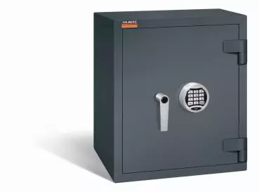 Geschlossener graphitgrauer Wertschutzschrank mit massivem Korpus und geschlossener Tür. Die Tür verfügt über ein Elektronisches Schloss. Der Tresor steht vor einem weißen Hintergrund.