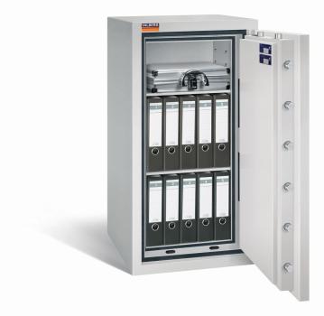 Ein lichtgrauer Wertschutzschrank mit einer geöffneten Tür. Im Innenraum befinden sich zwei Reihen schwarze Aktenordner und ein Aktenkoffer. Das Produkt steht vor einem weißen Hintergrund.