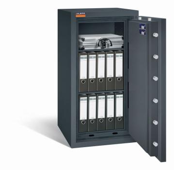 Ein graphitgrauer Wertschutzschrank mit einer geöffneten Tür. Im Innenraum befinden sich zwei Reihen schwarze Aktenordner und ein Aktenkoffer. Das Produkt steht vor einem weißen Hintergrund.