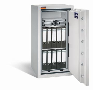 Ein lichtgrauer Wertschutzschrank mit einer geöffneten Tür. Im Innenraum befinden sich zwei Reihen schwarze Aktenordner und ein Aktenkoffer. Das Produkt steht vor einem weißen Hintergrund.