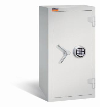 Ein lichtgrauer Wertschutzschrank mit einem Elektronischen Schloss. Die Tür ist geschlossen. Das Produkt befindet sich vor einem weißen Hintergrund.