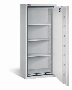 Lichtgrauer Wertschutzschrank mit geöffneter Tür. Sichtbare Türverriegelung und Zertifikate. Innen leer mit drei Fachböden. Vor weißem Hintergrund.