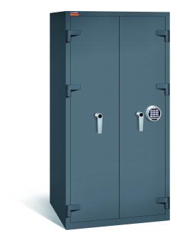 Graphitgrauer Aktenlagerschrank mit massivem Korpus und geschlossenen Türen. Die beide Türen verfügen über ein Elektrisches Schloss . Der Tresor steht vor einem weißen Hintergrund.