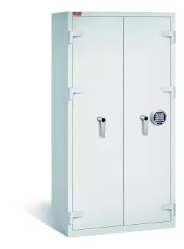 Lichtgrauer Aktenlagerschrank mit massivem Korpus und geschlossenen Türen. Die beide Türen verfügen über ein Elektrisches Schloss. Der Tresor steht vor einem weißen Hintergrund.