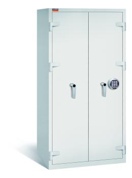 Lichtgrauer Aktenlagerschrank mit massivem Korpus und geschlossenen Türen. Die beide Türen verfügen über ein Elektrisches Schloss. Der Tresor steht vor einem weißen Hintergrund.