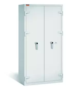 Lichtgrauer Aktenlagerschrank mit massivem Korpus und geschlossenen Türen. Die beide Türen verfügen über ein Doppelbart-Sicherheitsschloss. Der Tresor steht vor einem weißen Hintergrund.