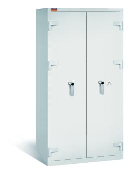 Lichtgrauer Aktenlagerschrank mit massivem Korpus und geschlossenen Türen. Die beide Türen verfügen über ein Doppelbart-Sicherheitsschloss. Der Tresor steht vor einem weißen Hintergrund.