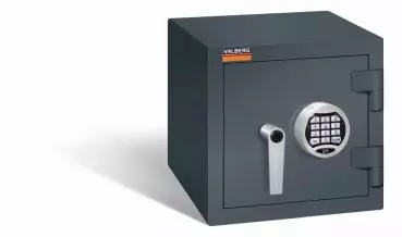 Geschlossener graphitgrauer Wertschutzschrank mit massivem Korpus und geschlossener Tür. Die Tür verfügt über ein Elektronisches Schloss. Der Tresor steht vor einem weißen Hintergrund.