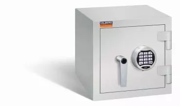 Ein lichtgrauer Wertschutzschrank mit einem Elektronischen Schloss. Die Tür ist geschlossen. Das Produkt befindet sich vor einem weißen Hintergrund.
