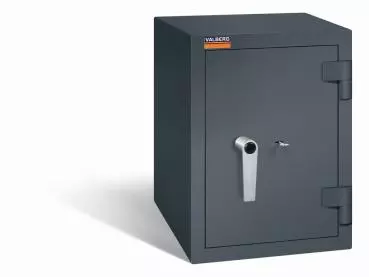 Ein graphitgrauer Wertschutzschrank mit einem Doppelbart-Sicherheitsschloss. Die Tür ist geschlossen. Das Produkt befindet sich vor einem weißen Hintergrund.