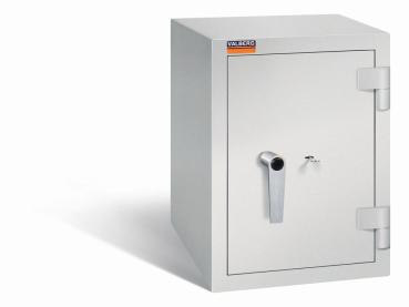 Ein lichtgrauer Wertschutzschrank mit einem Doppelbart-Sicherheitsschloss. Die Tür ist geschlossen. Das Produkt befindet sich vor einem weißen Hintergrund.