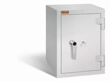 Ein lichtgrauer Wertschutzschrank mit einem Doppelbart-Sicherheitsschloss. Die Tür ist geschlossen. Das Produkt befindet sich vor einem weißen Hintergrund.