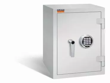 Ein lichtgrauer Wertschutzschrank einem Elektronischen Schloss. Die Tür ist geschlossen. Das Produkt befindet sich vor einem weißen Hintergrund.