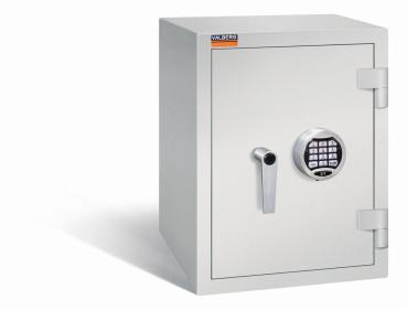 Ein lichtgrauer Wertschutzschrank einem Elektronischen Schloss. Die Tür ist geschlossen. Das Produkt befindet sich vor einem weißen Hintergrund.