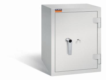 Ein lichtgrauer Wertschutzschrank mit einem Doppelbart-Sicherheitsschloss. Die Tür ist geschlossen. Das Produkt befindet sich vor einem weißen Hintergrund.