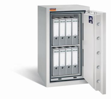 Ein lichtgrauer Wertschutzschrank mit einer geöffneten Tür. Im Innenraum befinden sich zwei Reihen graue Aktenordner. Das Produkt steht vor einem weißen Hintergrund.