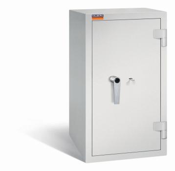 Ein lichtgrauer Wertschutzschrank mit einem Doppelbart-Sicherheitsschloss. Die Tür ist geschlossen. Das Produkt befindet sich vor einem weißen Hintergrund.