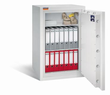 Ein lichtgrauer Wertschutzschrank mit einer geöffneten Tür. Im Innenraum befinden sich eine Reihe graue und eine Reihe rote Aktenordner, sowie eine Kassenbox und zwei Geldbeutel. Das Produkt steht vor einem weißen Hintergrund.