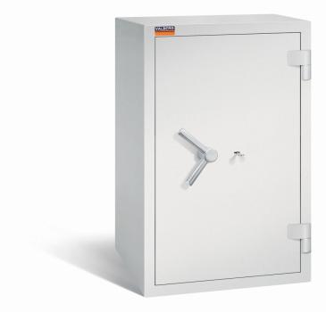Ein lichtgrauer Wertschutzschrank mit einem Doppelbart-Sicherheitsschloss. Die Tür ist geschlossen. Das Produkt befindet sich vor einem weißen Hintergrund.