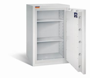Lichtgrauer Wertschutzschrank mit geöffneter Tür. Sichtbare Türverriegelung und Zertifikate. Innen leer mit zwei Fachböden. Vor weißem Hintergrund.