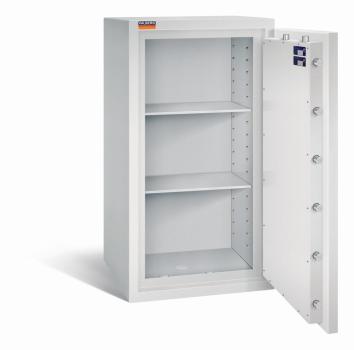 Lichtgrauer Wertschutzschrank mit geöffneter Tür. Sichtbare Türverriegelung und Zertifikate. Innen leer mit zwei Fachböden. Vor weißem Hintergrund.