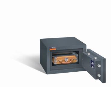 Ein graphitgrauer Wertschutzschrank mit einer geöffneten Tür. Im Innenraum befindet sich ein Aktenkoffer, ein Laptop und ein Handy. Das Produkt steht vor einem weißen Hintergrund.