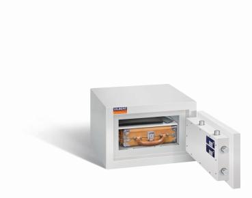 Ein lichtgrauer Wertschutzschrank mit einer geöffneten Tür. Im Innenraum befindet sich ein Aktenkoffer, ein Laptop und ein Handy. Das Produkt steht vor einem weißen Hintergrund.