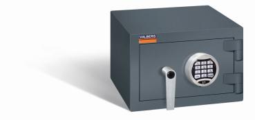 Ein graphitgrauer Wertschutzschrank einem Elektronischen Schloss. Die Tür ist geschlossen. Das Produkt befindet sich vor einem weißen Hintergrund.