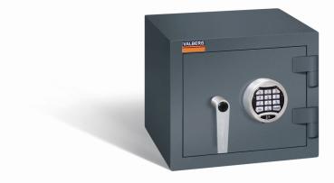 Ein graphitgrauer Wertschutzschrank einem Elektronischen Schloss. Die Tür ist geschlossen. Das Produkt befindet sich vor einem weißen Hintergrund.