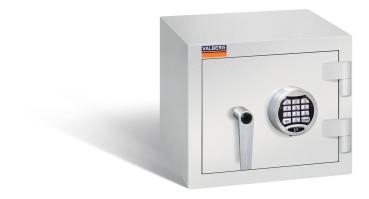 Ein lichtgrauer Wertschutzschrank einem Elektronischen Schloss. Die Tür ist geschlossen. Das Produkt befindet sich vor einem weißen Hintergrund.