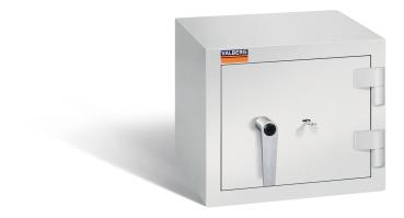 Ein lichtgrauer Wertschutzschrank mit einem Doppelbart-Sicherheitsschloss. Die Tür ist geschlossen. Das Produkt befindet sich vor einem weißen Hintergrund.