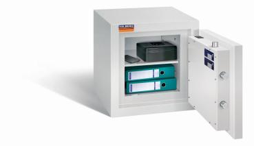 Ein lichtgrauer Wertschutzschrank mit einer geöffneten Tür. Im Innenraum befinden sich zwei türkise Aktenordner, eine Kassenbox und ein Handy. Das Produkt steht vor einem weißen Hintergrund.